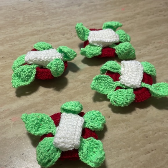 Crochet rose napkin rings - Picture 3 of 4
